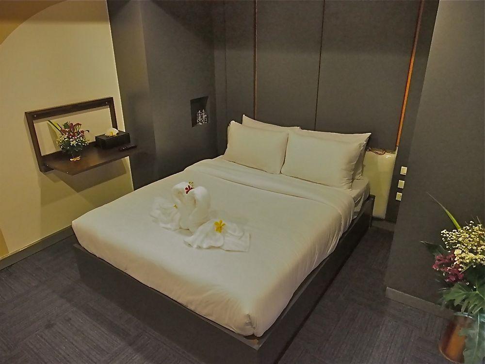 H2 Hotel Bangkok Exterior photo