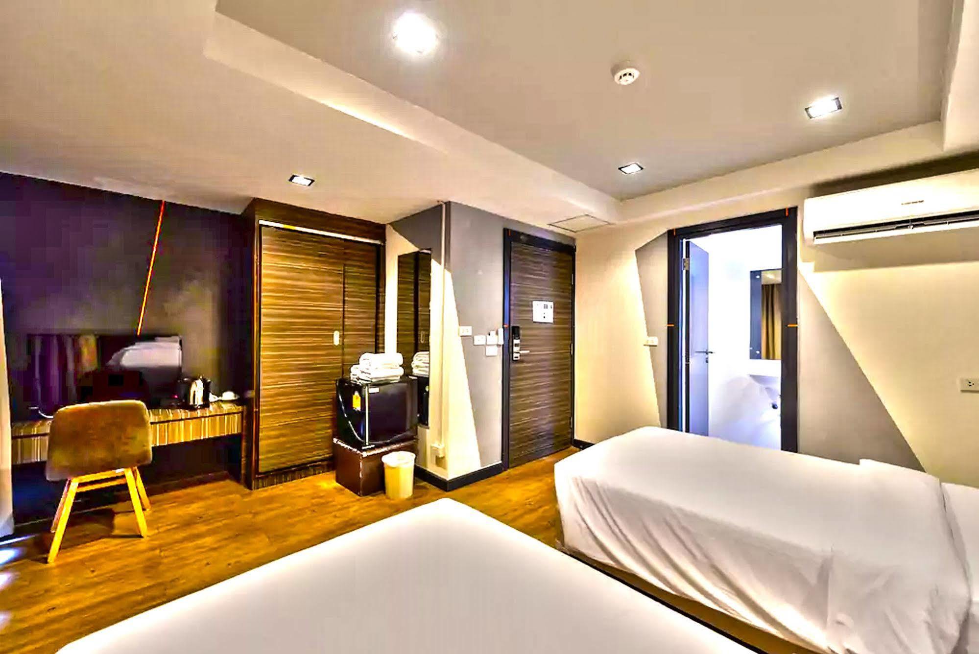 H2 Hotel Bangkok Exterior photo